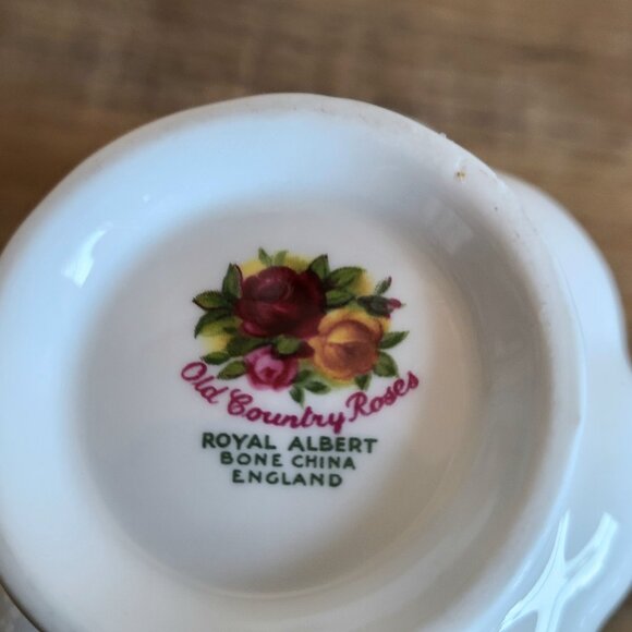 Vintage Royal Albert Bone China England ''Old Country Roses'' Cup and Saucer. - Picture 7 of 7